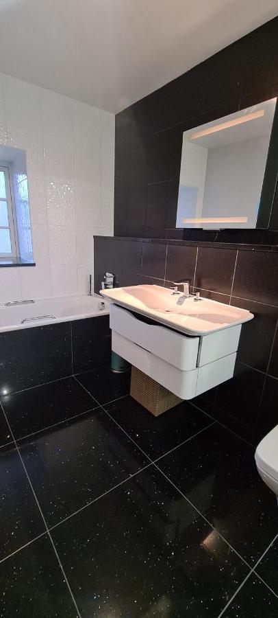 Pass The Keys Spacious 3Beds Flat Near City Centre - Free Parking Единбург Екстериор снимка