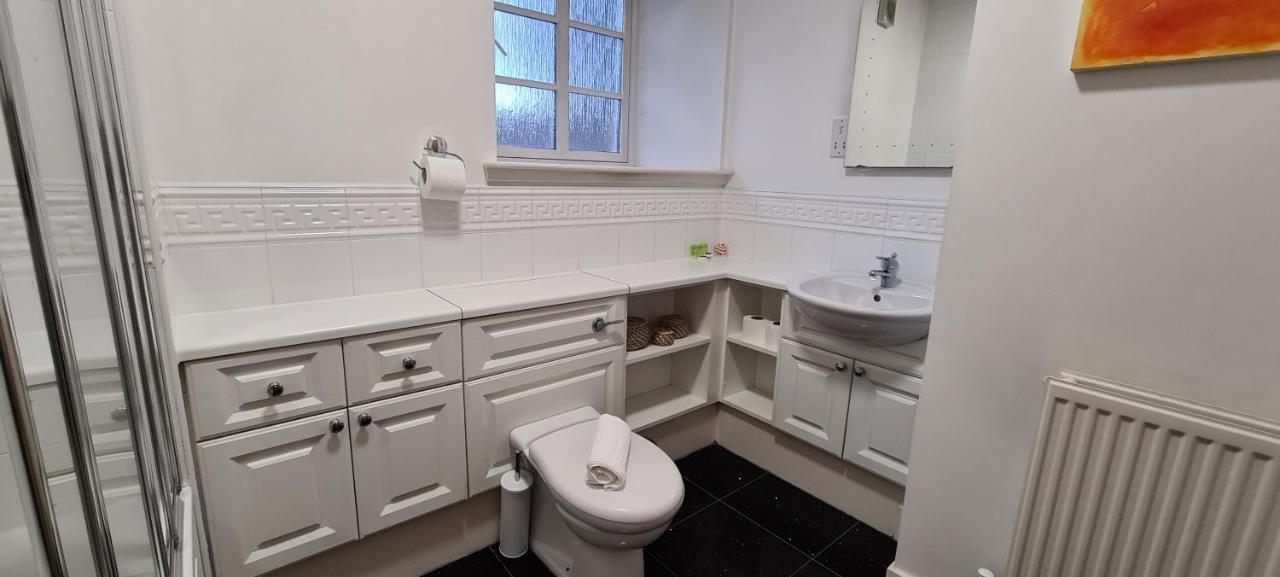 Pass The Keys Spacious 3Beds Flat Near City Centre - Free Parking Единбург Екстериор снимка